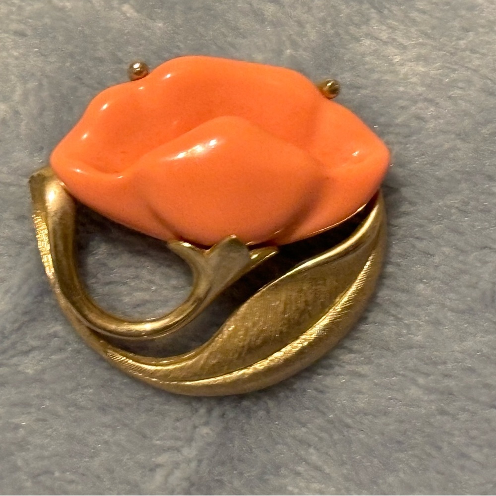 Vintage 70s Avon stamped peach colored flower with gold brushed gold.